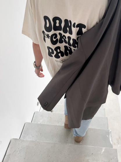 Weißes Shirt mit schwarzem Print "Don´t f*cking Panic", Rückenansicht