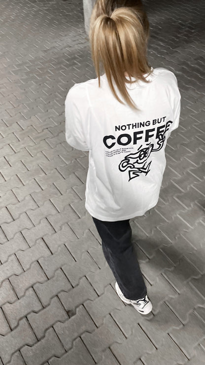 Weißes coffee club Shirt mit schwarzem Aufdruck "nothing but Coffee", Rückenansicht, getragen von einer weiblichen Person