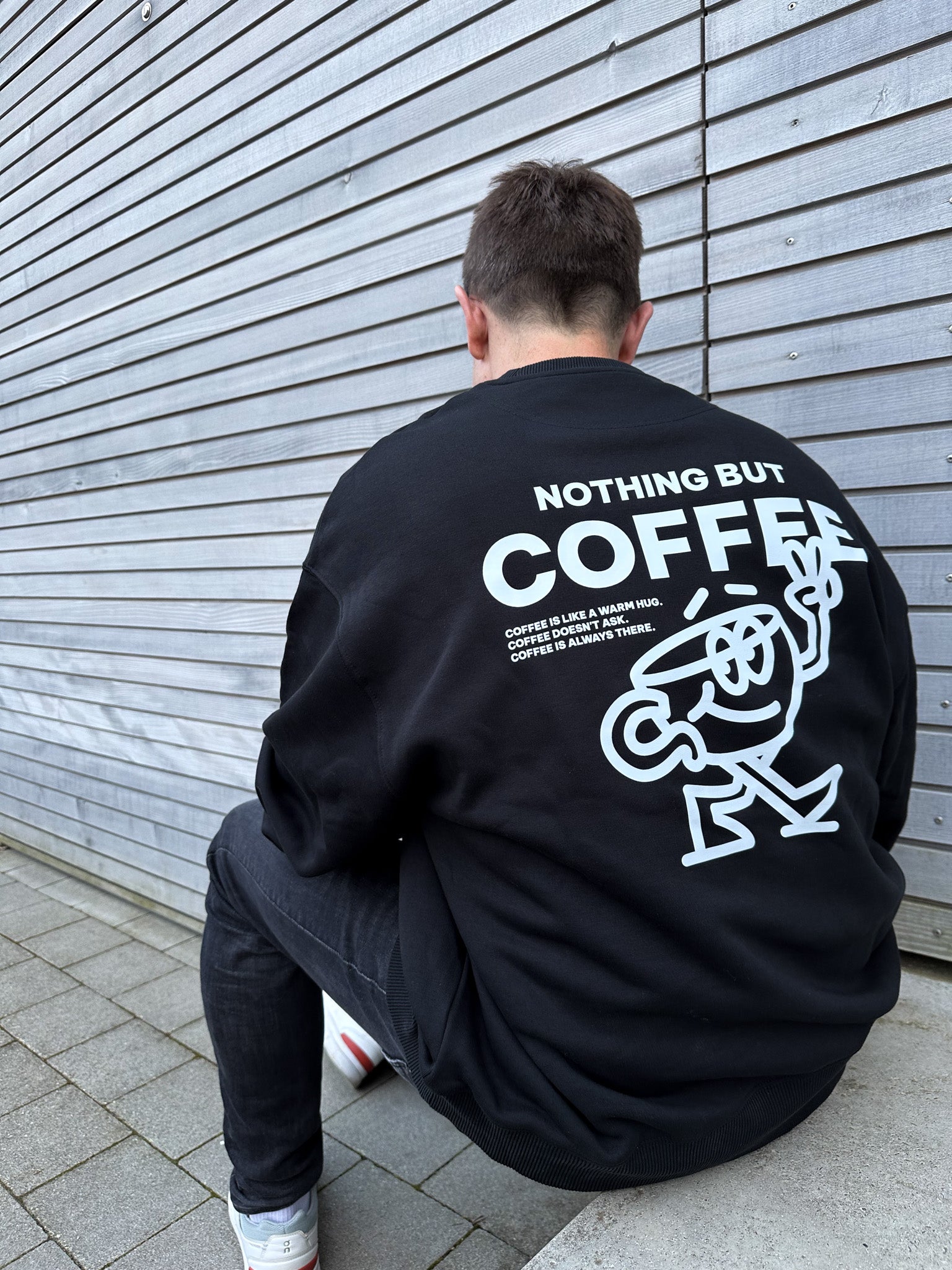 schwarzer coffee club sweater mit weißem print "nothing but coffee", Rückenansicht