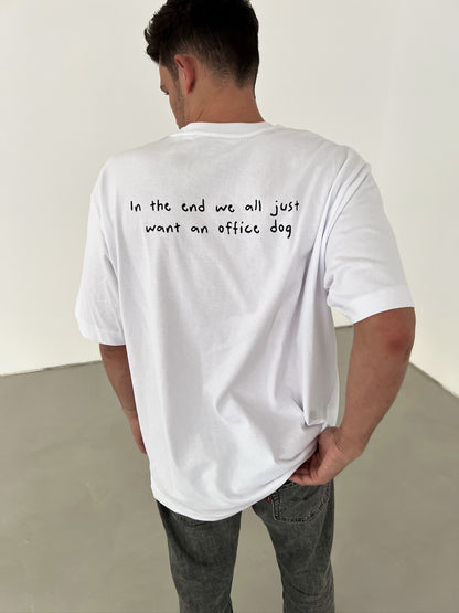 office dog shirt, unisex, weiß mit schwarzer Schrift "in the end we all just wand an office dog", rückenansicht