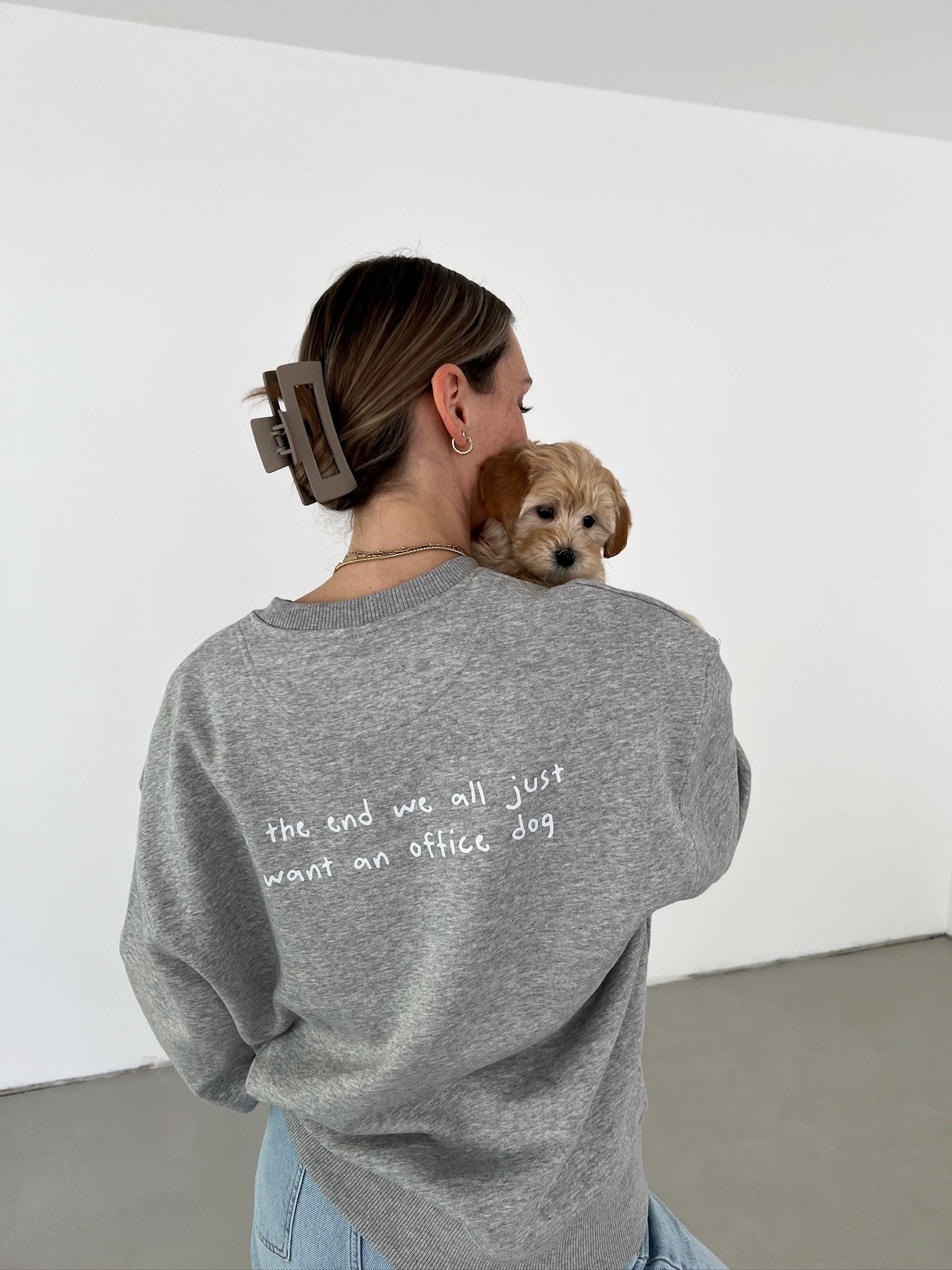 office dog sweater in grau mit weißem print "in the end we all just want an office dog, unisex, rückenansicht