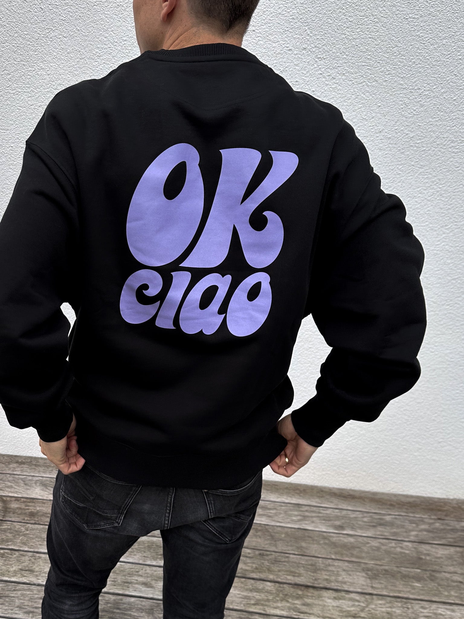 ok ciao sweater schwarz mit lila print, unisex, rückenansicht