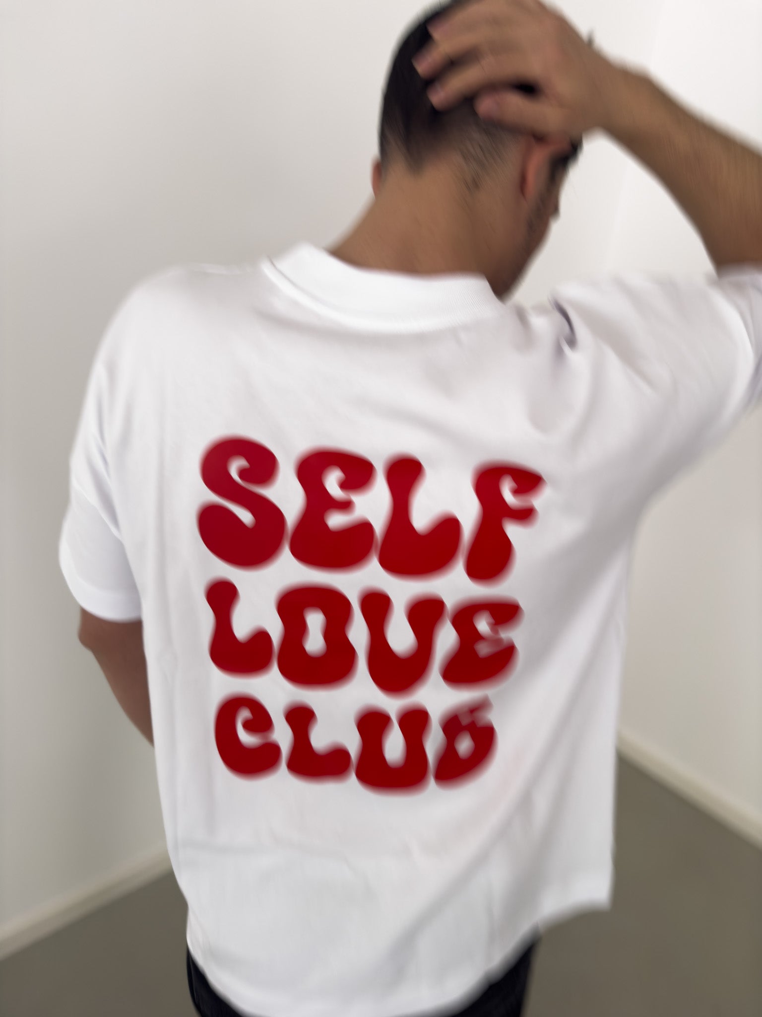 self love club shirt, unisex, weißes shirt, print rot, rueckenansicht