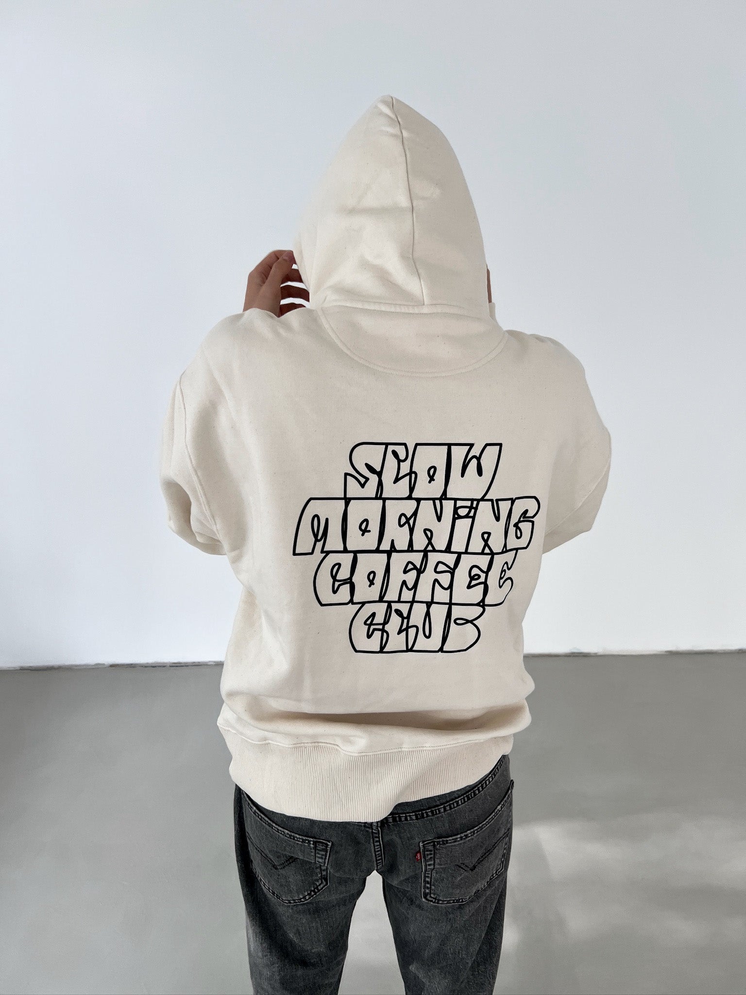 slow morning coffee club hoodie, rückenansicht mit Kapuze, black print, beige hoodie